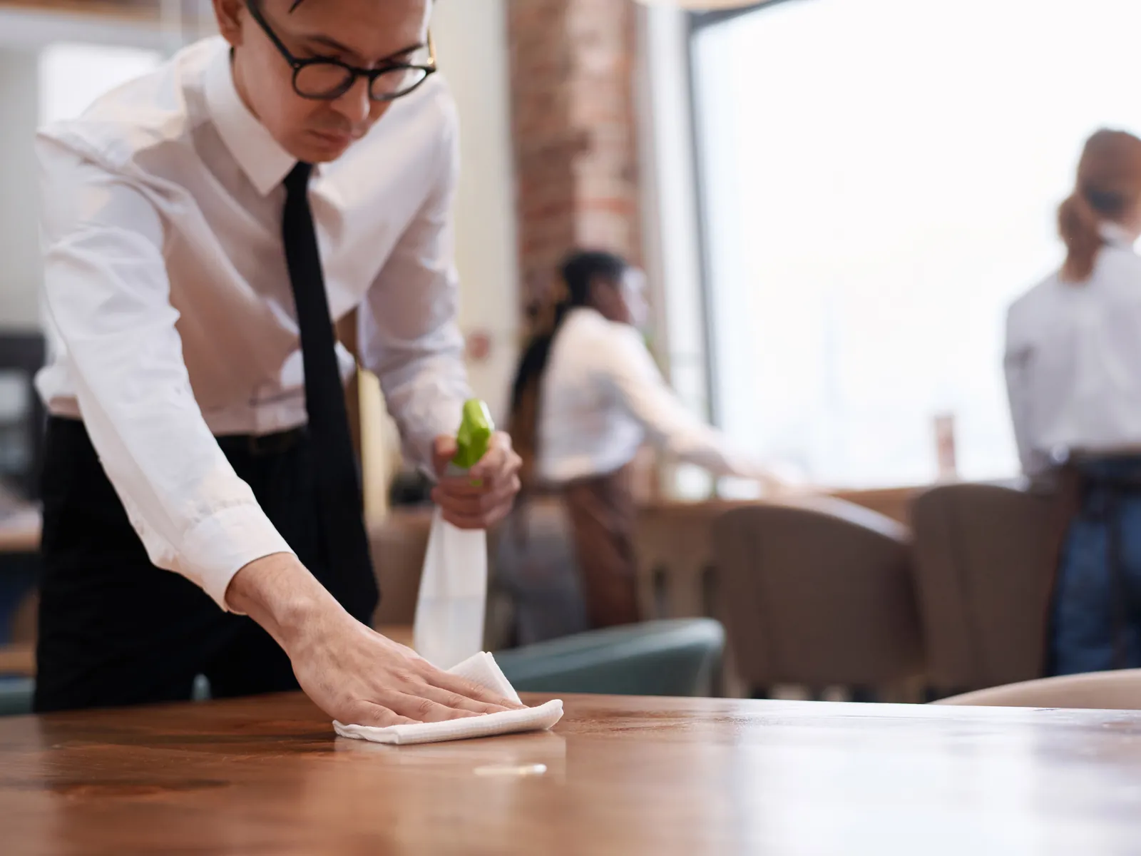 Nouvel employé qui débarrasse pendant qu'un collègue explique