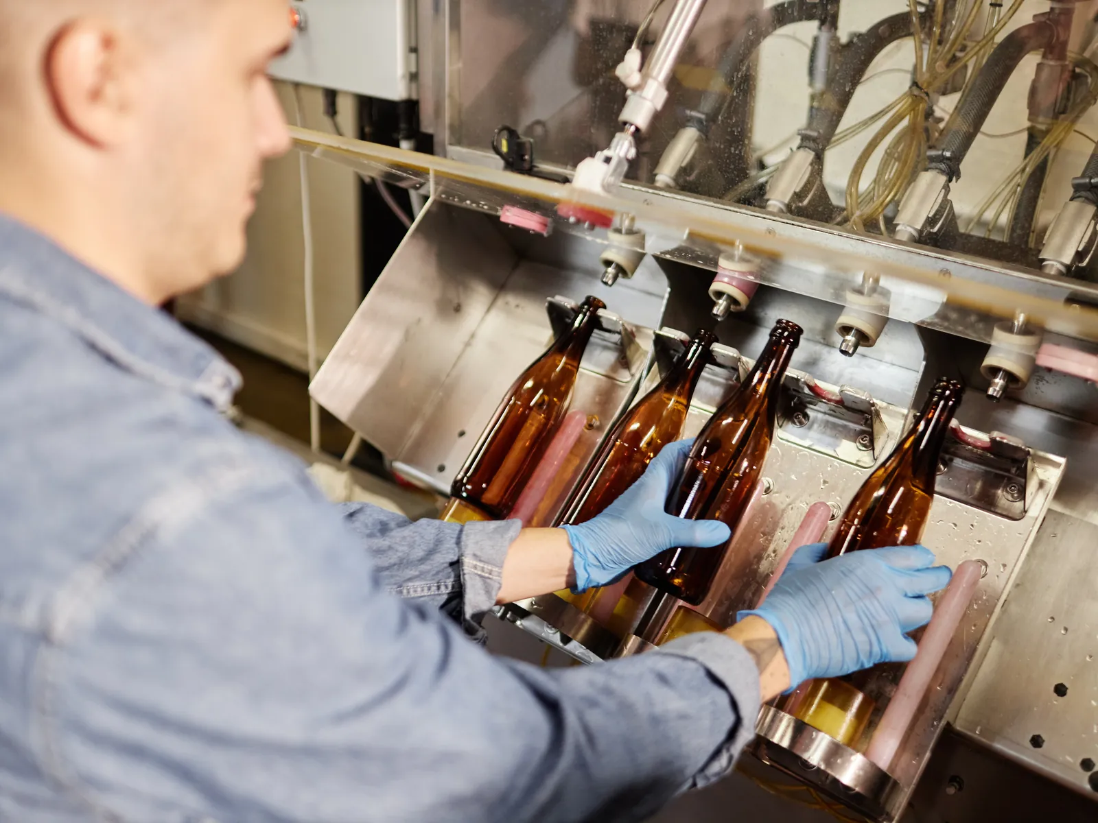 Opérateur conduisant une ligne de production dans une usine de boissons